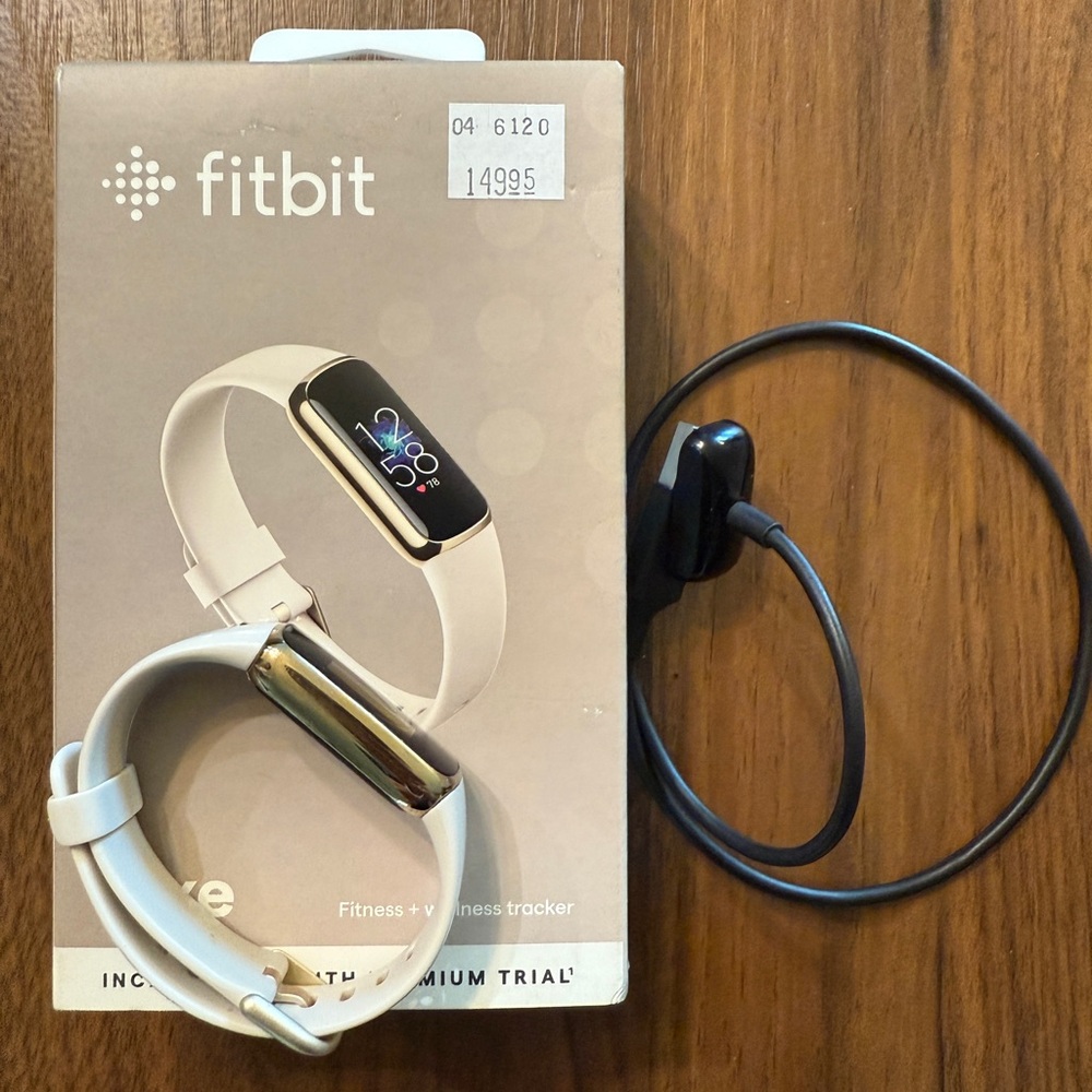 Fitbit Luxe Smartwatch - Lunar White and Gold - very good used condition